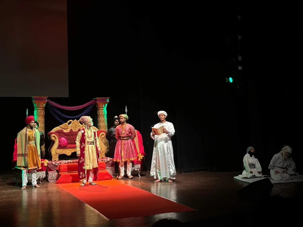 A court scene with performers gathered around a throne